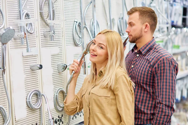 Comic cheerful couple enjoy shopping — стоковое фото