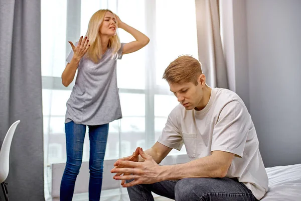 Ofendido pareja casada discutiendo, gritar el uno al otro — Foto de Stock