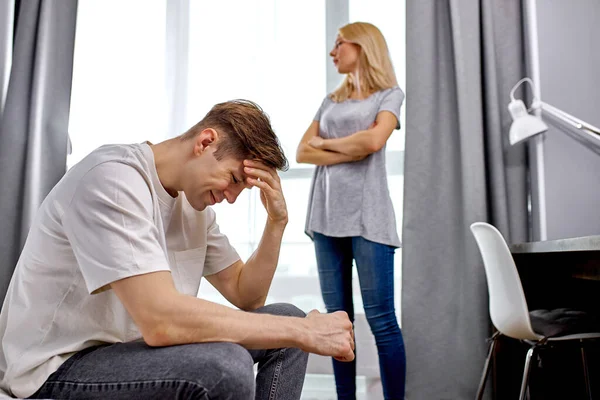 Encantadora pareja joven tienen pelea emocional en casa por la mañana — Foto de Stock