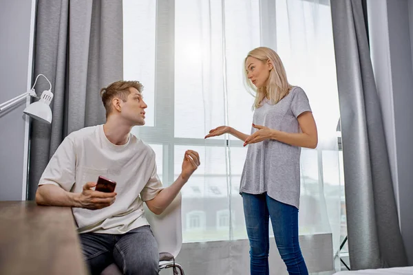 Cuánto se puede sentarse con el teléfono, mujer insatisfecha y hombre perezoso — Foto de Stock