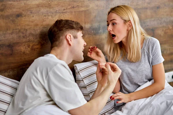 Fiatal házaspár veszekednek otthon — Stock Fotó