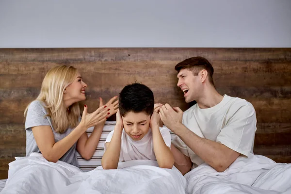 Niño tiene estrés emocional y una psique rota después de peleas de los padres —  Fotos de Stock