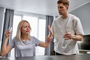 Alkol içmeyi bırak adamım. Kadınını içmekten vazgeçirmeye çalış.