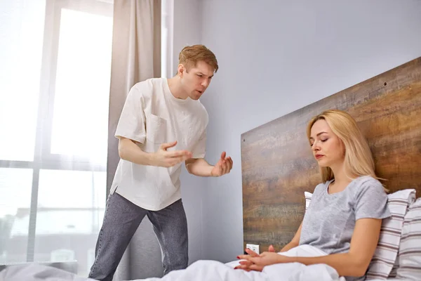 Lovely young couple have emotional quarrel at home in the morning — Stock Photo, Image