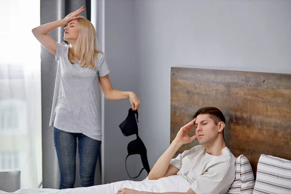 Vrouw teleurgesteld door haar man, ze vond iemand anders beha onder bed — Stockfoto