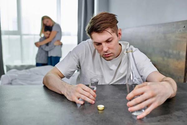 Dolor en la familia cuando el marido es un alcohólico — Foto de Stock