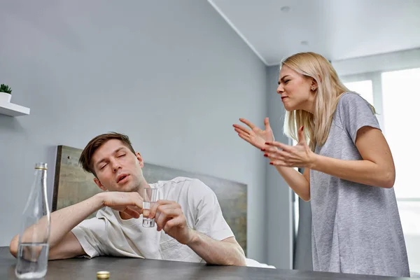 Blonde woman regretted that she married a mediocre and drunk man — Stock Photo, Image