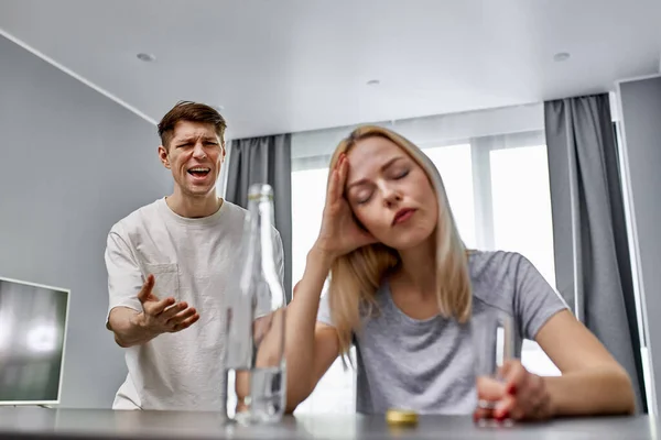 Alcoolismo feminino é luto na família — Fotografia de Stock