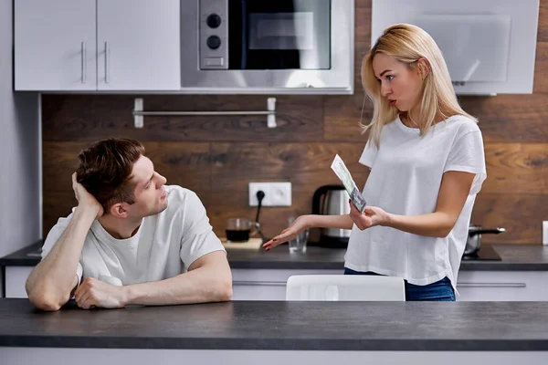 Vacker blond kvinna i stress, deras familj har inget att leva på — Stockfoto