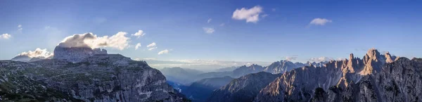 Cadini-Tal im Sonnenaufgang der Dolomiten — Stockfoto