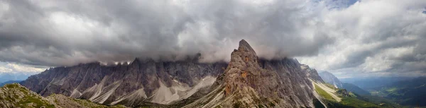 Sextner Rotwand ドロミテの山の頂上パノラマ雲 — ストック写真