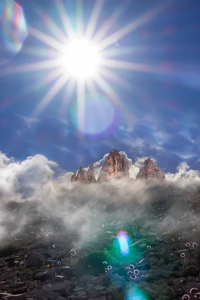 太阳光束在三峰 一座著名的白云岩的地标 有稀疏的云彩和夏日的花朵 — 图库照片