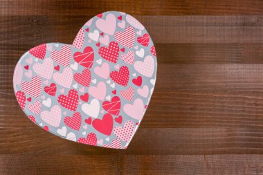 Tahta arka planda hediye kutusu