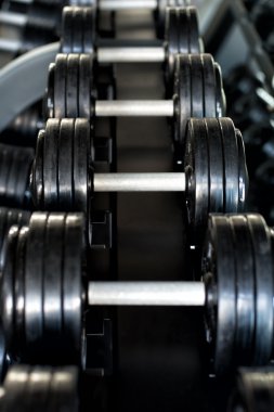dumbbells bir spor salonu