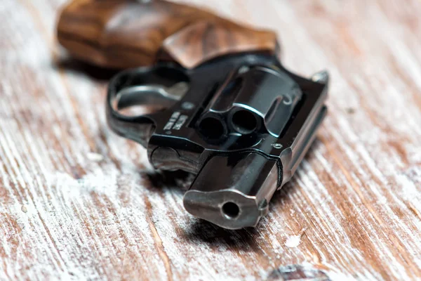 Fekve egy asztalon kis revolver — Stock Fotó
