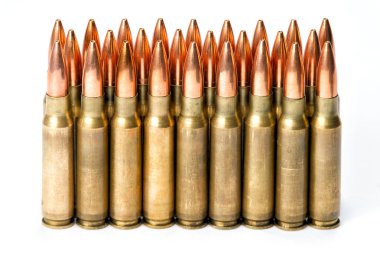 Grup birkaç tüfek kartuşları yansımaları ile