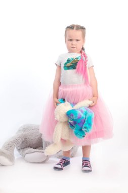 küçük kız büyük oyuncakları ile birlikte poz