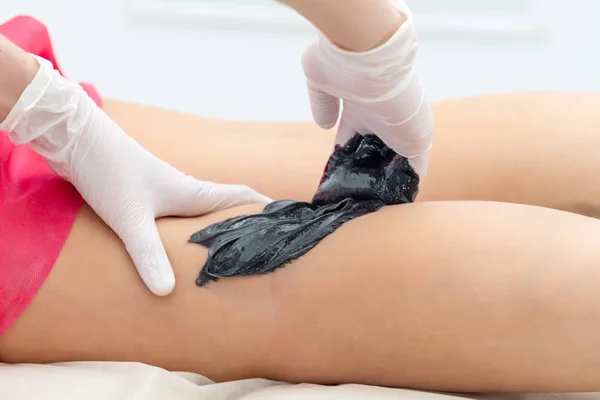Kosmetikerin Haarentfernung an den Füßen des Kunden im Schönheitssalon — Stockfoto