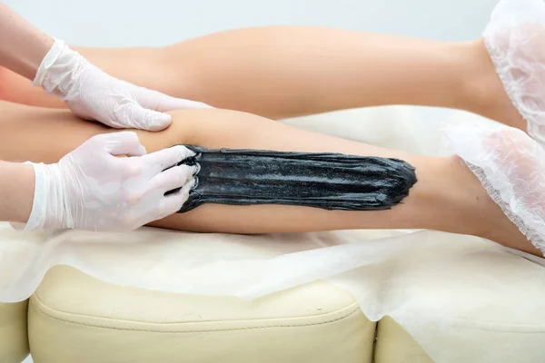 Kosmetikerin Haarentfernung an den Füßen des Kunden im Schönheitssalon — Stockfoto
