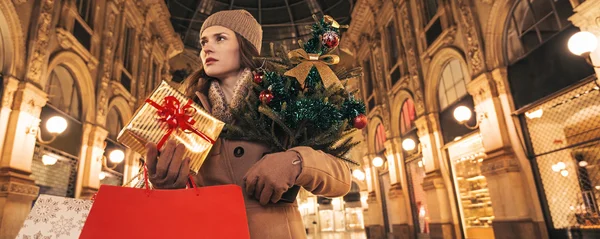 Mulher com árvore de Natal e presente em Galleria Vittorio Emanuele — Fotografia de Stock