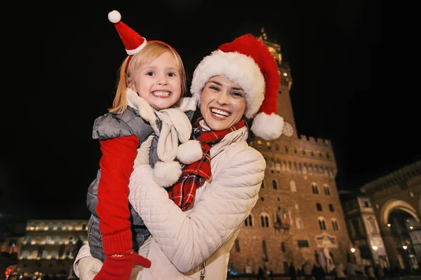 Mère et fille touristes chapeaux de Noël à Florence — Photo