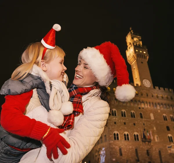 Mor och barn turister i jul hattar kramas i Florens — Stockfoto