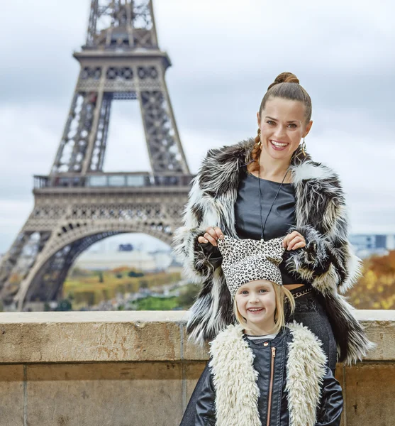 Felice moda madre e bambino a Parigi, Francia divertirsi — Foto Stock