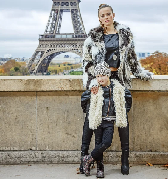 Madre e hijo de pie frente a la torre Eiffel — Foto de Stock