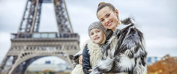 Madre y el niño frente a la torre Eiffel en París abrazando — Foto de Stock