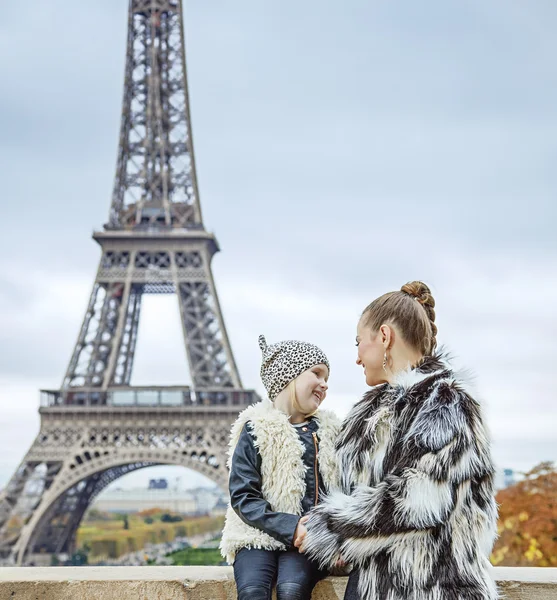 Lykkelig mor og barn i Paris, Frankrig ser på hinanden - Stock-foto