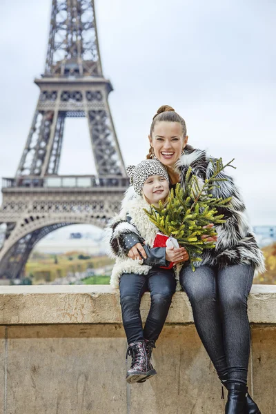 Moeder en dochter met kerstboom in Parijs knuffelen — Stockfoto