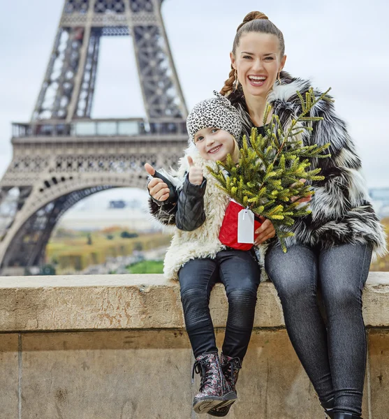 母亲和儿童提供圣诞树在巴黎出现的拇指 — 图库照片