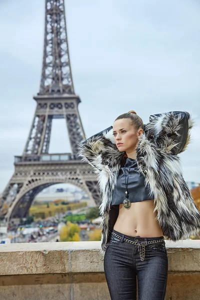 Femme branchée contre la tour Eiffel à Paris regardant au loin — Photo