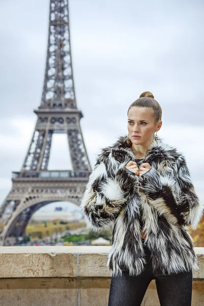 Moda-monger en frente de la torre Eiffel mirando a la distancia — Foto de Stock