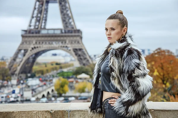 Donna alla moda contro la torre Eiffel a Parigi guardando in lontananza — Foto Stock