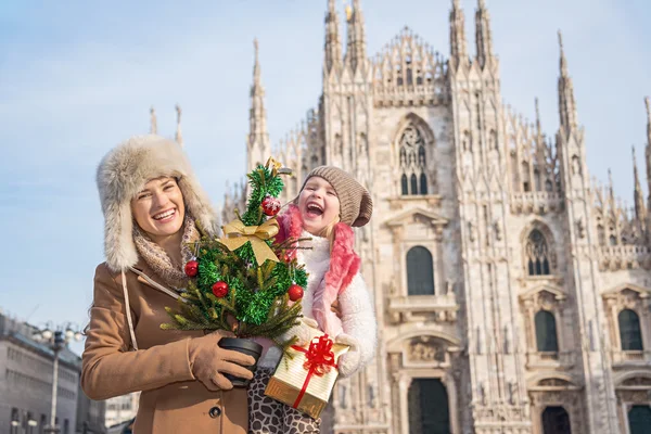 Mother and daughter with Christmas tree and gift in Milan — Stockfoto
