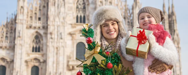 Mor och barn turister med julgran och gåva i Milano — Stockfoto