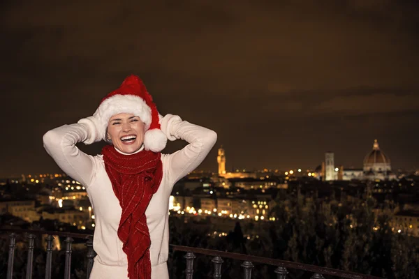 Kvinna i jul hatt på Piazzale Michelangelo i Florens — Stockfoto