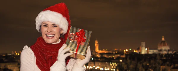 Happy young woman in Florence, Italy shaking Christmas gift — Stockfoto