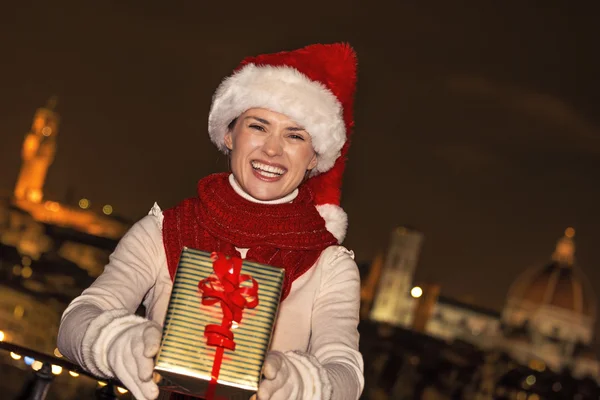 Femme souriante à Florence, Italie donnant cadeau de Noël — Photo