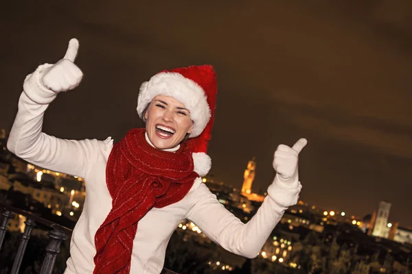 Uśmiechnięta kobieta w Boże Narodzenie kapelusz Wyświetlono kciuk w górę, Florencja — Zdjęcie stockowe