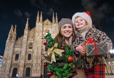 Anne ve çocuk Noel ağacı ve hediye Milan, İtalya'da gösterilen