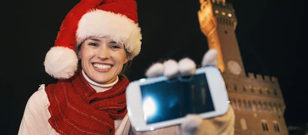 Mujer en sombrero de Navidad que muestra la pantalla en blanco del teléfono inteligente, Italia — Foto de Stock