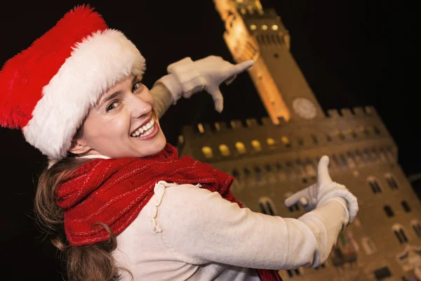 Femme en chapeau de Noël près de Palazzo Vecchio cadrage avec les mains — Photo