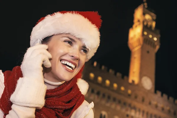 Kvinna i Christmas hat mot Palazzo Vecchio talar på mobil — Stockfoto