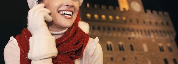 Femme en chapeau de Noël contre Palazzo Vecchio parler sur mobile — Photo