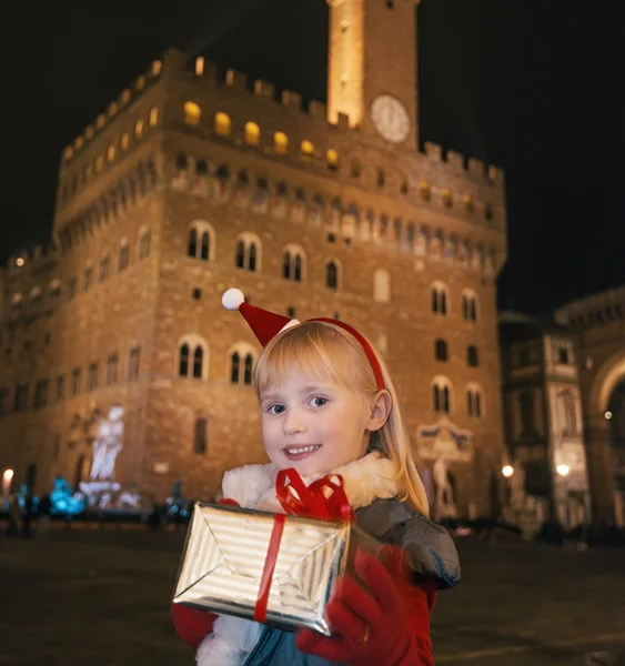 Child with Christmas present box near Palazzo Vecchio, Florence — Stock Photo, Image