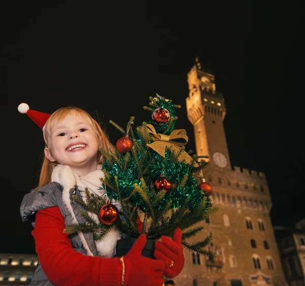 Criança contra Palazzo Vecchio em Florença com árvore de Natal — Fotografia de Stock