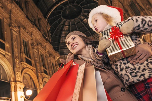 Mother and child travellers with Christmas present box in Milan — Stockfoto