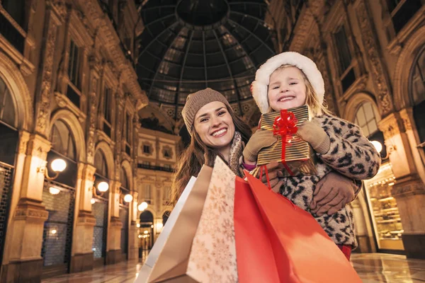 Moeder en kind toeristen met kerst shopping tassen in Milaan — Stockfoto